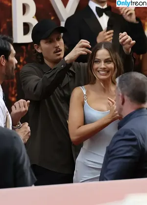 Margot Robbie / margotrobbieofficial nude photo #0629