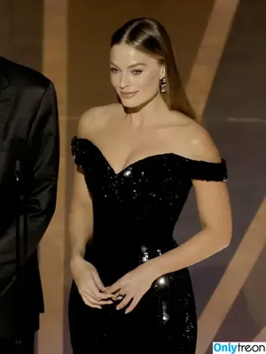 Margot Robbie / margotrobbieofficial nude photo #0656