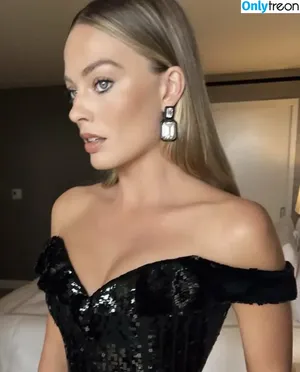 Margot Robbie / margotrobbieofficial nude photo #0663