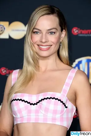 Margot Robbie / margotrobbieofficial nude photo #0672