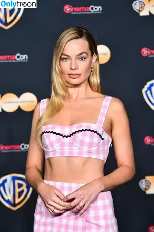 Margot Robbie / margotrobbieofficial nude photo #0677