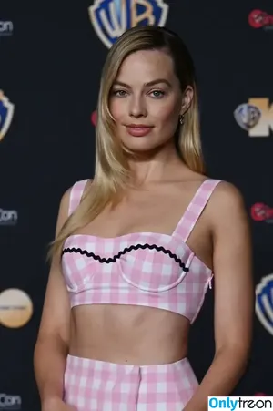 Margot Robbie / margotrobbieofficial nude photo #0678