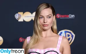 Margot Robbie / margotrobbieofficial nude photo #0686
