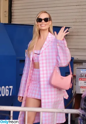 Margot Robbie / margotrobbieofficial nude photo #0689