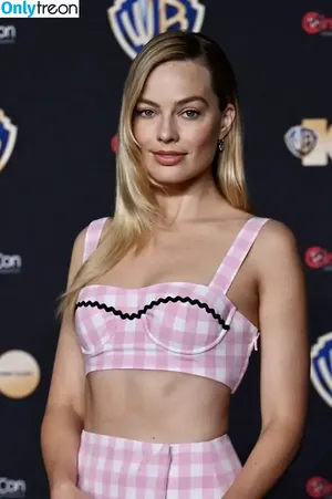 Margot Robbie / margotrobbieofficial nude photo #0690