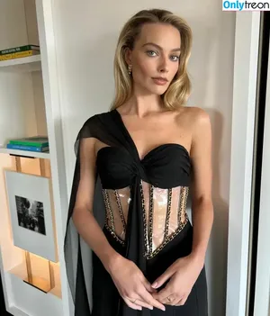 Margot Robbie / margotrobbieofficial nude photo #0700