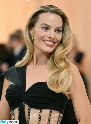 Margot Robbie / margotrobbieofficial nude photo #0701