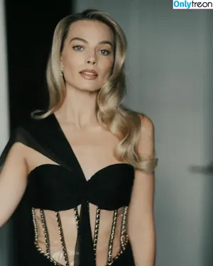 Margot Robbie / margotrobbieofficial nude photo #0724