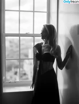 Margot Robbie / margotrobbieofficial nude photo #0726