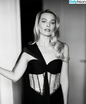Margot Robbie / margotrobbieofficial nude photo #0727