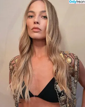 Margot Robbie / margotrobbieofficial nude photo #0733