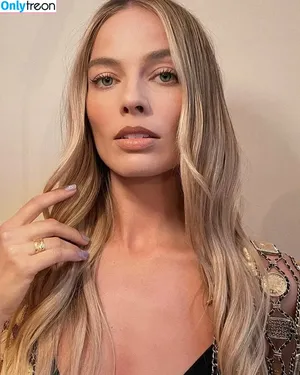 Margot Robbie / margotrobbieofficial nude photo #0734
