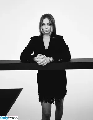 Margot Robbie / margotrobbieofficial nude photo #0749