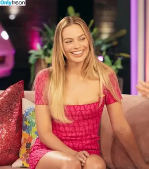 Margot Robbie / margotrobbieofficial nude photo #0788