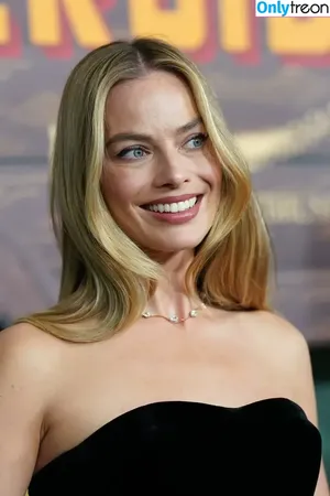 Margot Robbie / margotrobbieofficial nude photo #0801