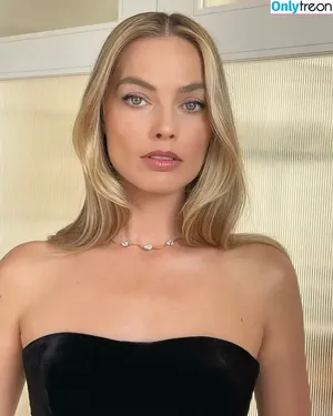Margot Robbie / margotrobbieofficial nude photo #0807