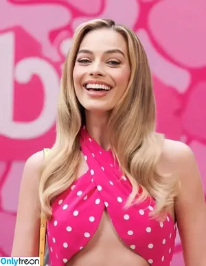 Margot Robbie / margotrobbieofficial nude photo #0835