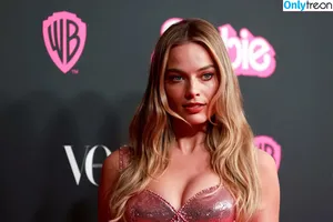 Margot Robbie / margotrobbieofficial nude photo #0863