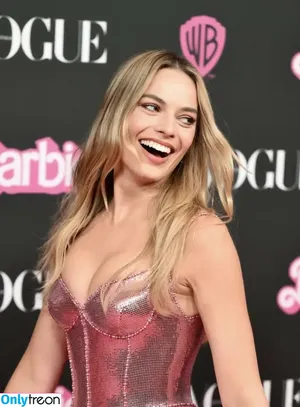 Margot Robbie / margotrobbieofficial nude photo #0870
