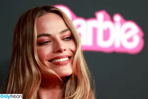 Margot Robbie / margotrobbieofficial nude photo #0885