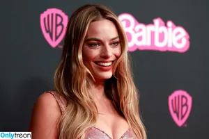 Margot Robbie / margotrobbieofficial nude photo #0886