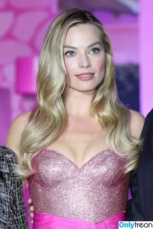 Margot Robbie / margotrobbieofficial nude photo #0918