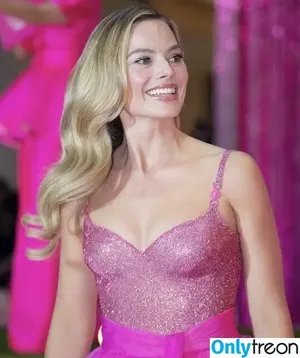 Margot Robbie / margotrobbieofficial nude photo #0920