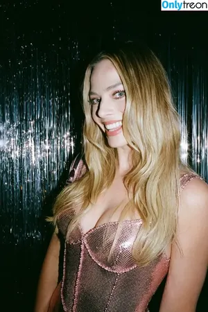 Margot Robbie / margotrobbieofficial nude photo #0926