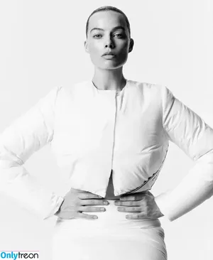 Margot Robbie / margotrobbieofficial nude photo #0928