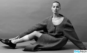 Margot Robbie / margotrobbieofficial nude photo #0931