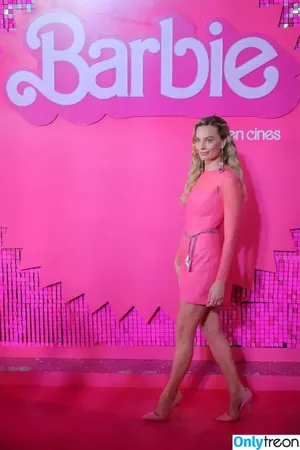 Margot Robbie / margotrobbieofficial nude photo #0937