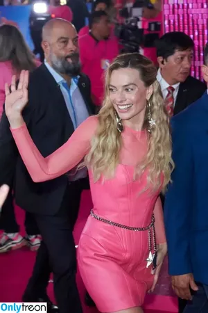 Margot Robbie / margotrobbieofficial nude photo #0950