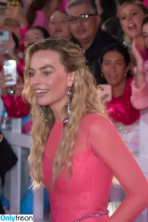 Margot Robbie / margotrobbieofficial nude photo #0963