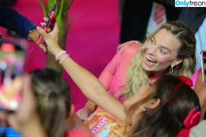 Margot Robbie / margotrobbieofficial nude photo #0976
