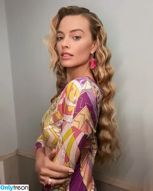 Margot Robbie / margotrobbieofficial nude photo #0981
