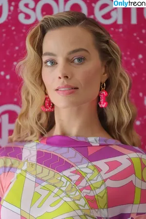 Margot Robbie / margotrobbieofficial nude photo #0985