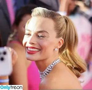 Margot Robbie / margotrobbieofficial nude photo #0990