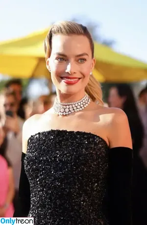 Margot Robbie / margotrobbieofficial nude photo #0994
