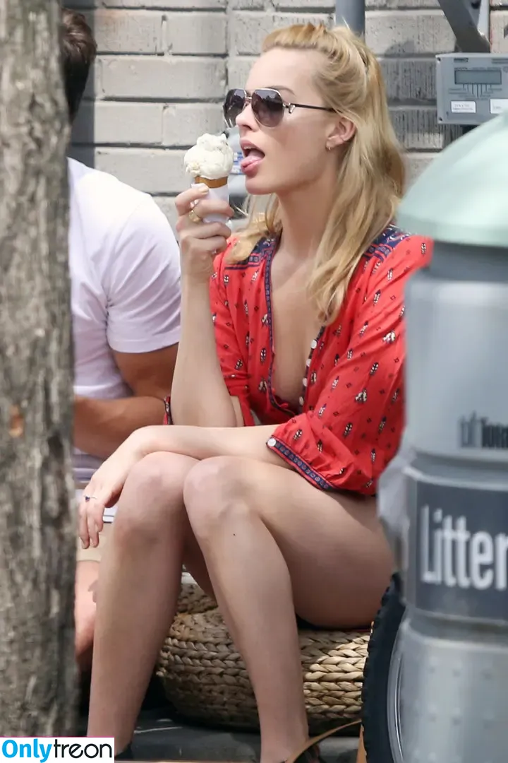 Margot Robbie nude photo #0025 (margotrobbieofficial)