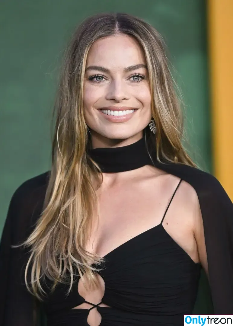 Margot Robbie nude photo #0384 (margotrobbieofficial)