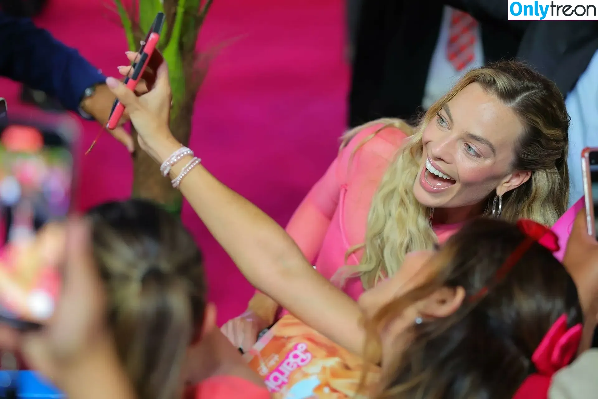Margot Robbie nude photo #0976 (margotrobbieofficial)