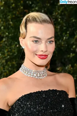 Margot Robbie / margotrobbieofficial nude photo #1001