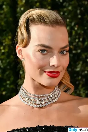 Margot Robbie / margotrobbieofficial nude photo #1002