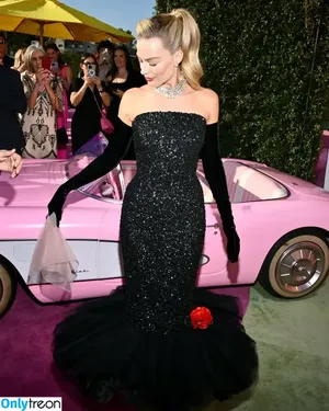 Margot Robbie / margotrobbieofficial nude photo #1004