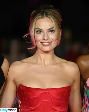 Margot Robbie / margotrobbieofficial nude photo #1032