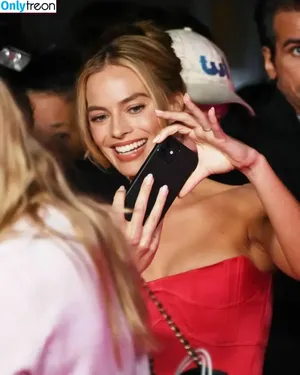 Margot Robbie / margotrobbieofficial nude photo #1033