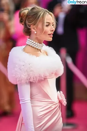 Margot Robbie / margotrobbieofficial nude photo #1040