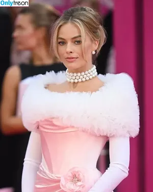 Margot Robbie / margotrobbieofficial nude photo #1047