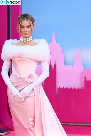 Margot Robbie / margotrobbieofficial nude photo #1049