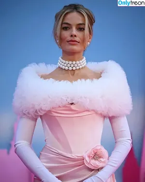 Margot Robbie / margotrobbieofficial nude photo #1050